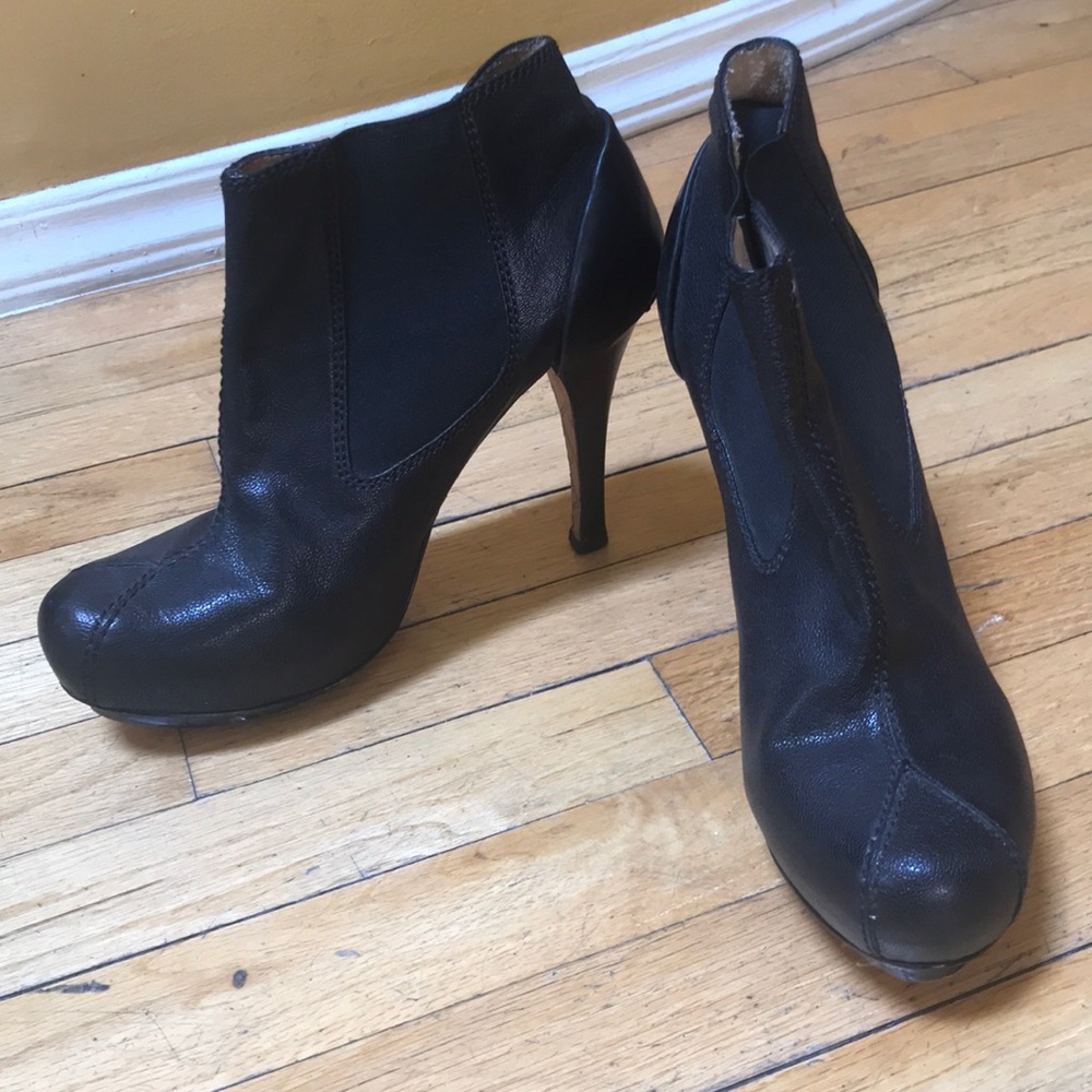 EUC L.A.M.B black leather heel ankle boots